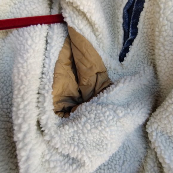 🌎Levi's || Vintage Fit Sherpa Lined Trucker Jacket - Picture 10 of 14